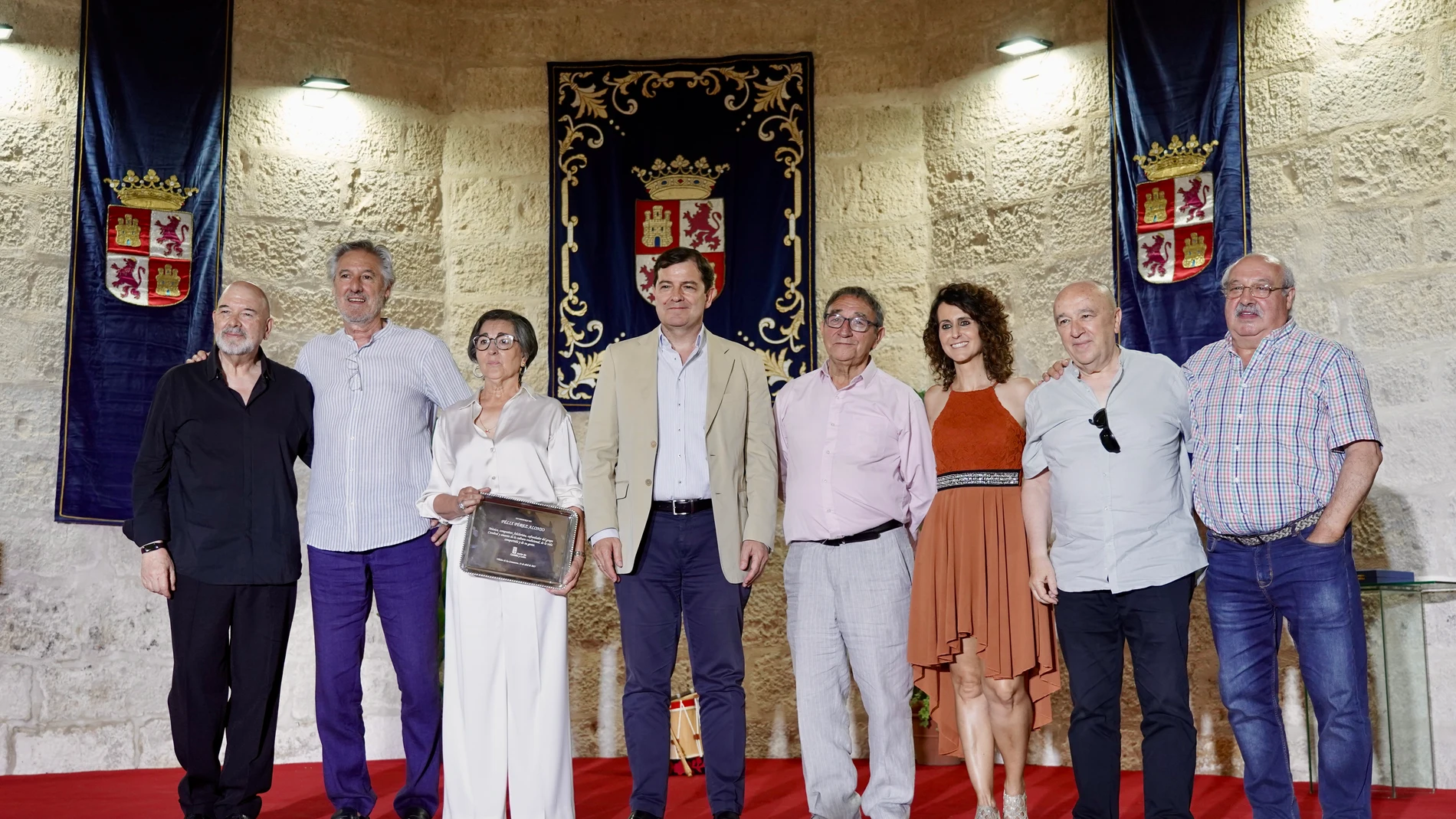 (I a D ) Cuco Pérez, José Antonio Ortega "Toño"; Mercedes, viuda del compositor zamorano integrante de la formación Candeal Félix Pérez; el presidente de la Junta de Castilla y León, Alfonso Fernández Mañueco; el alcalde de la localidad vallisoletana de Villalar de los Comuneros Luis Alonso Laguna; Vanesa Muela; el folclorista y cantautor Jaime Lafuente, en el acto de homenaje al ‘Folk Castellano y Leonés’