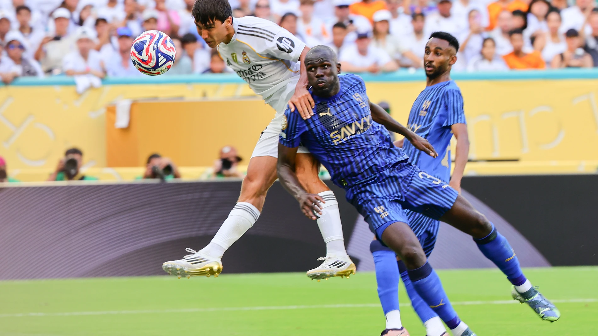 MIAMI (United States), 18/06/2025.- Gonzalo Garcia of Real Madrid (L) in action against Kalidou Koulibaly of Al Hilal (C) as Moteb Alharbi of Al Hilal (R) looks on during the FIFA Club World Cup 2025 soccer match between Real Madrid and Al Hilal AC in Miami, Florida, USA, 18 June 2025. (Mundial de Fútbol) EFE/EPA/CRISTOBAL HERRERA-ULASHKEVICH