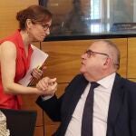 Alejandro Vázquez saluda a la ministra Mónica García
