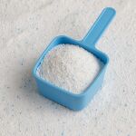 Ropa siempre muy blanca en la lavadora: con una sola cucharada de este producto