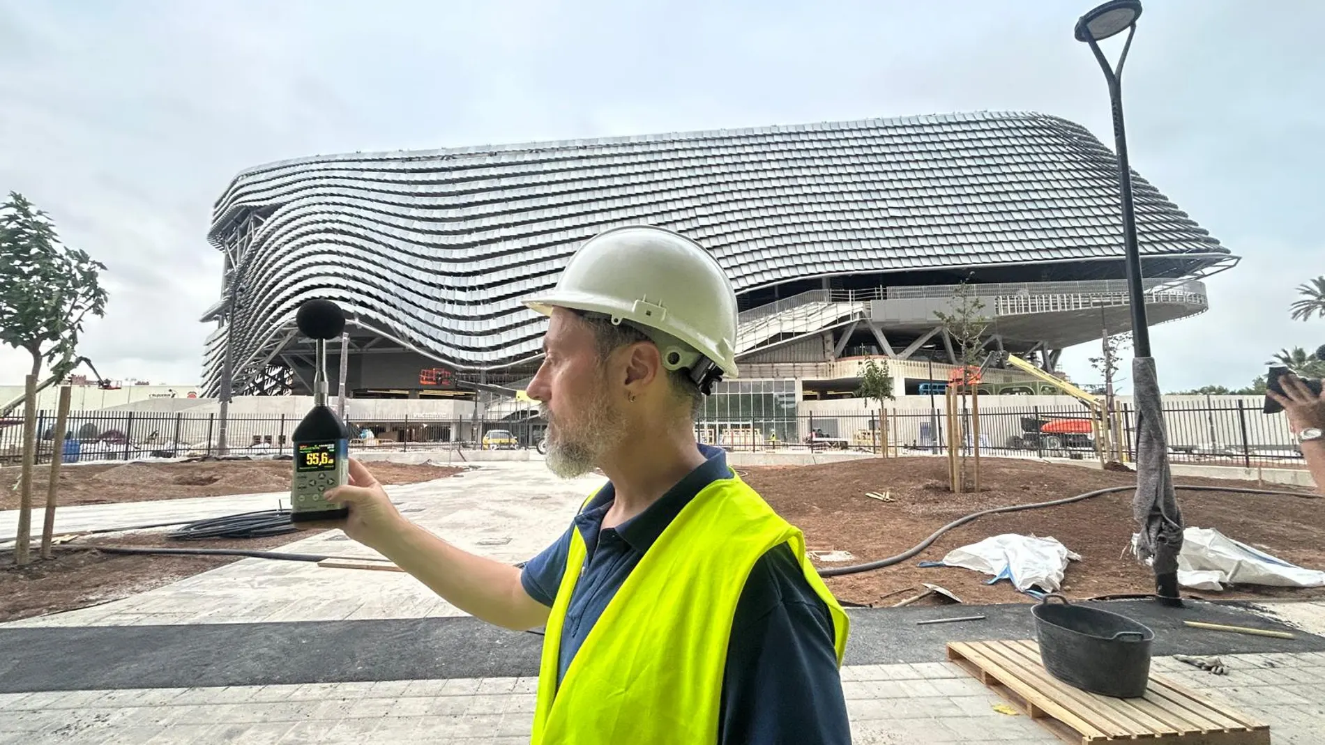 Una prueba de sonido para medir los decibelios en el exterior del Roig Arena de Valencia