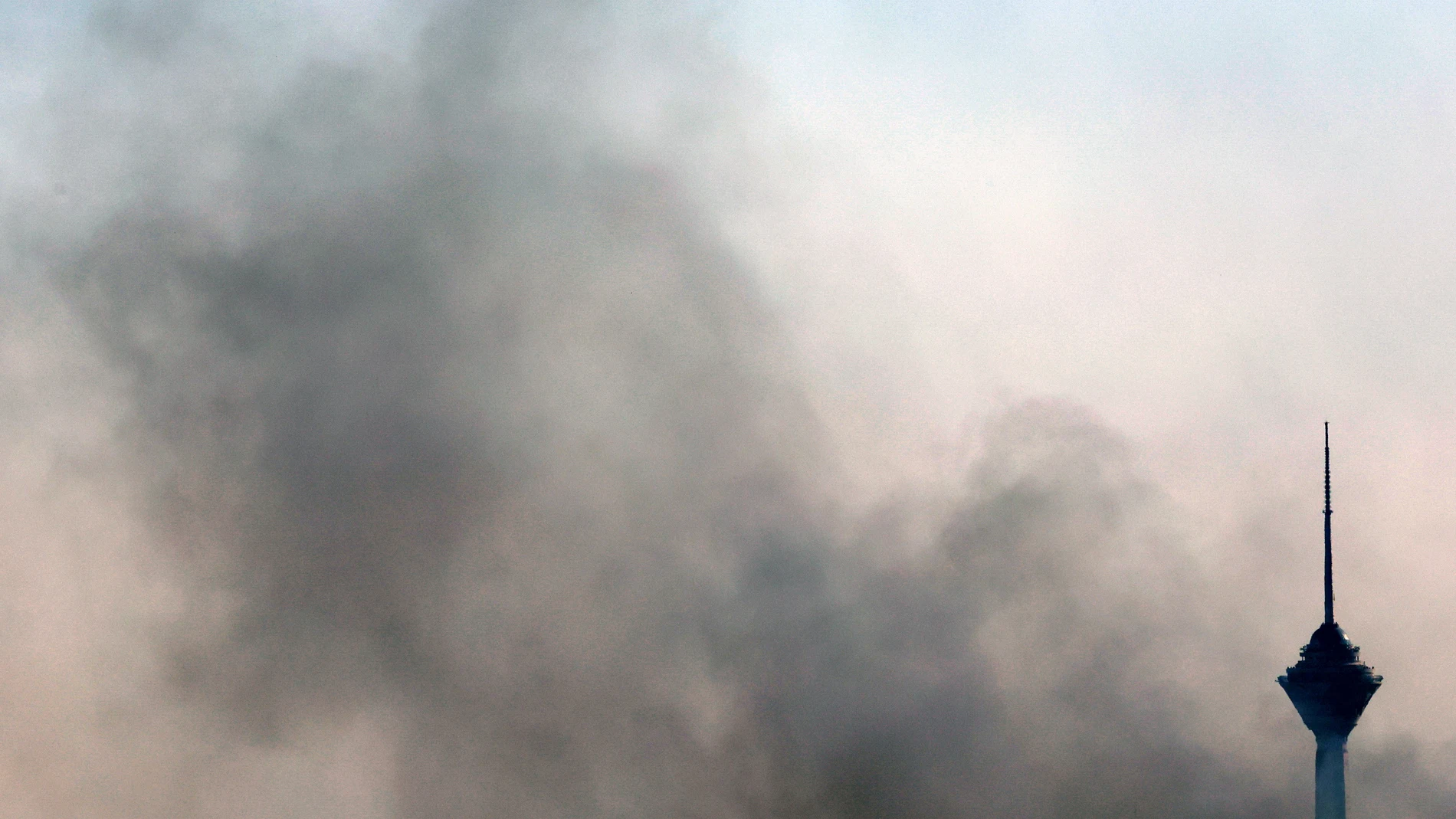 TEHRAN (IRAN (Islamic Republic Of)), 18/06/2025.- Smoke rises near the Milad Tower following an Israeli airstrike on Tehran, Iran, 18 June 2025. Israel and Iran have been exchanging fire since Israel launched strikes across Iran on 13 June 2025 as part of Operation 'Rising Lion.' (Teherán) EFE/EPA/ABEDIN TAHERKENAREH