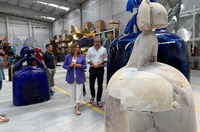 La alcaldesa de Valencia, María José Catalá, en su visita al taller de Manolo Valdés en Madrid, observa las inconfundibles "Meninas" del artista valenciano