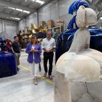 La alcaldesa de Valencia, María José Catalá, en su visita al taller de Manolo Valdés en Madrid, observa las inconfundibles "Meninas" del artista valenciano