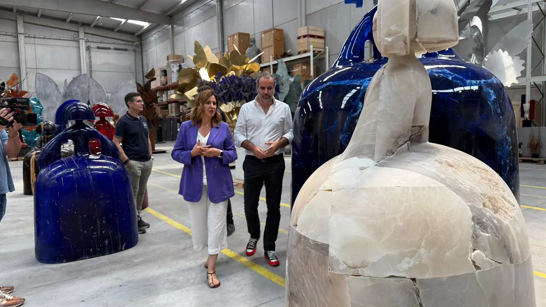La alcaldesa de Valencia, María José Catalá, en su visita al taller de Manolo Valdés en Madrid, observa las inconfundibles "Meninas" del artista valenciano