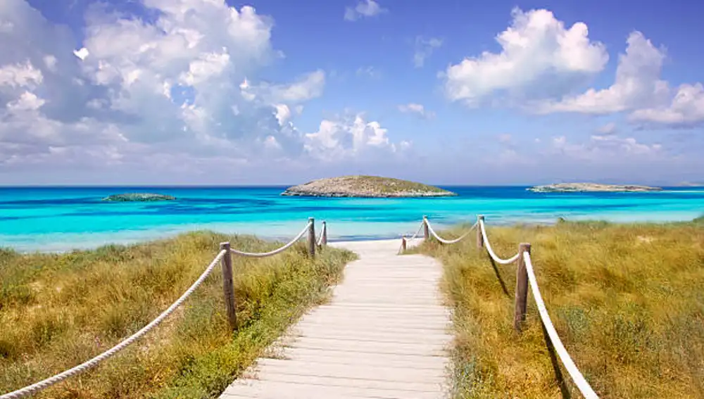 Una de las pasarelas de playa que da acceso a ses Illetes