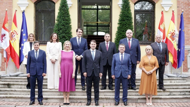 El presidente, Alfonso Fernández Mañueco, junto a su equipo de Gobierno actual, tras la salida de Vox