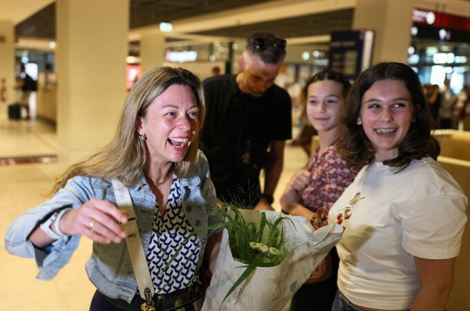 Alemanes repatriados desde Amán (Jordania) abrazan a sus familiares tras aterrizar en Berlín