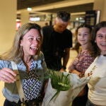 Alemanes repatriados desde Amán (Jordania) abrazan a sus familiares tras aterrizar en Berlín