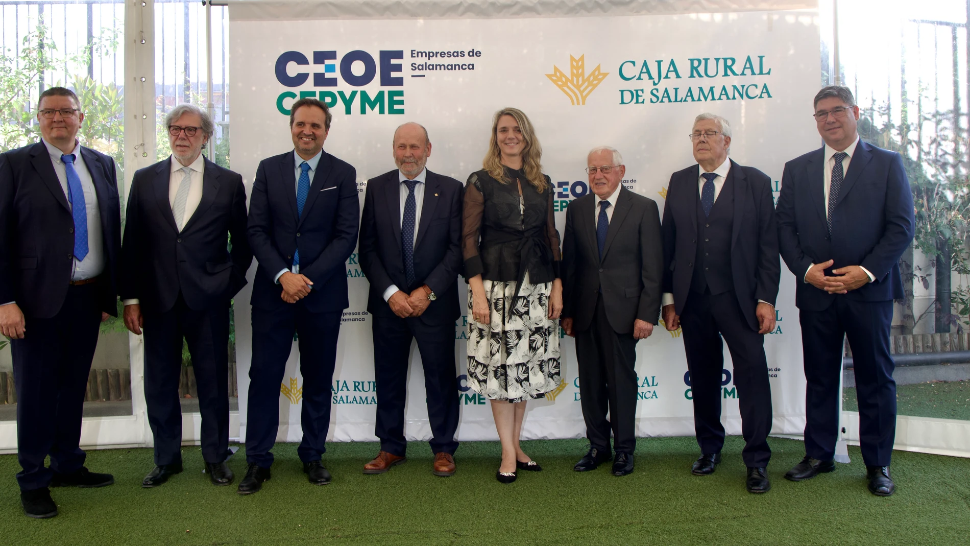 Ángela de Miguel y Santiago Aparicio junto a los galardonados con los Premios CEOE Cepyme Salamanca