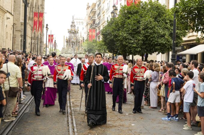 Un Corpus histórico en Sevilla, con la Custodia portada por costaleros casi un siglo después