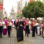 Un Corpus histórico en Sevilla, con la Custodia portada por costaleros casi un siglo después
