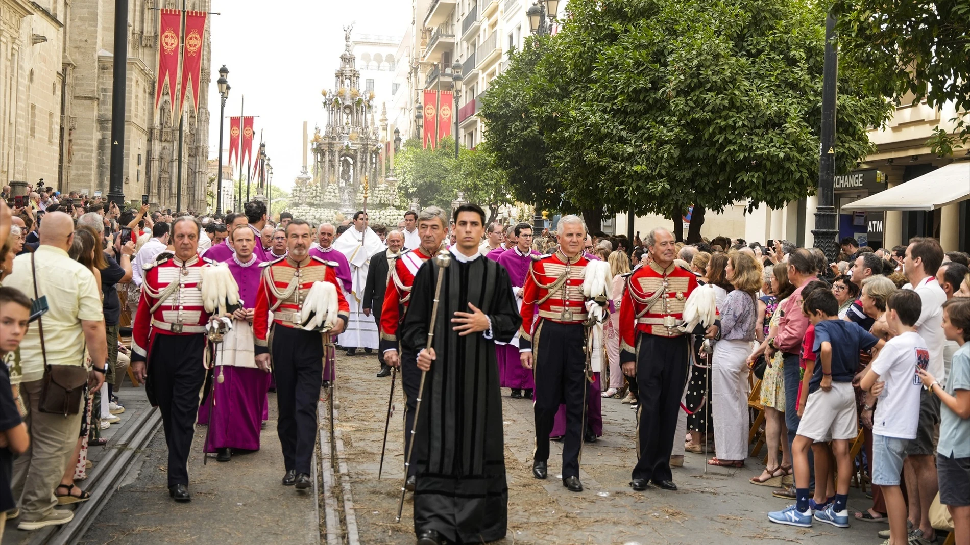 Un Corpus histórico en Sevilla, con la Custodia portada por costaleros casi un siglo después
