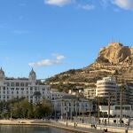 Vista panorámica de la ciudad de Alicante, con el Castillo de Santa Bárbara al fondo y la Casa Carbonell, en primer término
