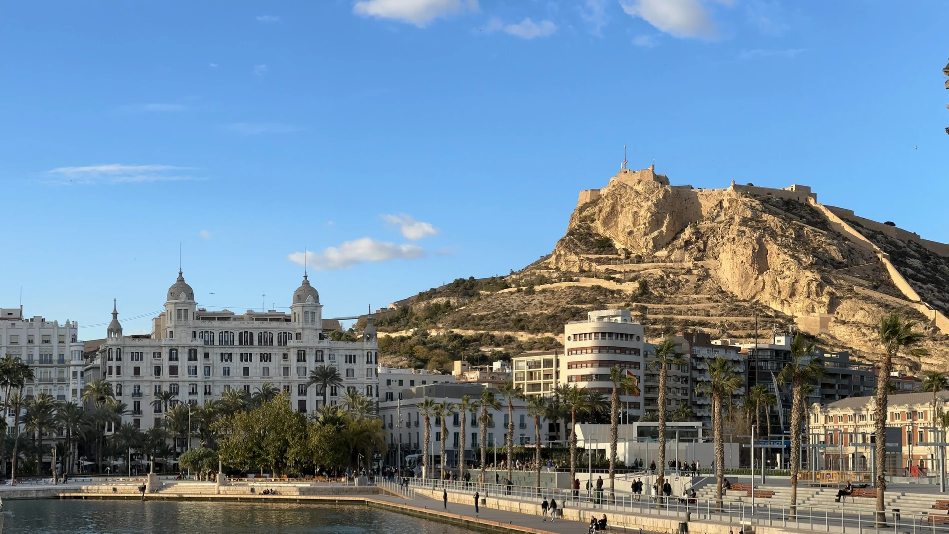 Vista panorámica de la ciudad de Alicante, con el Castillo de Santa Bárbara al fondo y la Casa Carbonell, en primer término