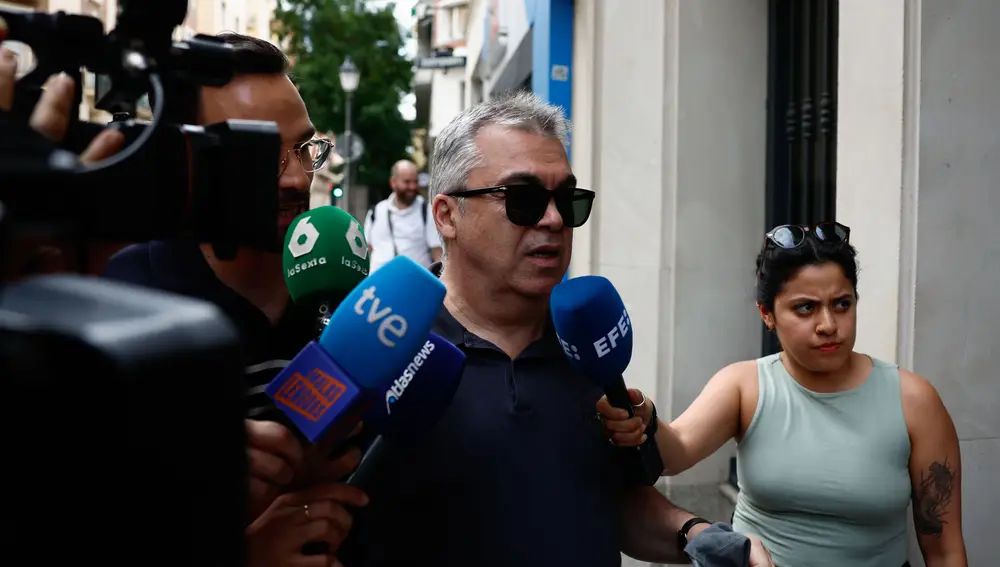 Santos Cerdán en las inmediaciones de su domicilio