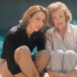 Adriana Abascal junto a su madre Nieves