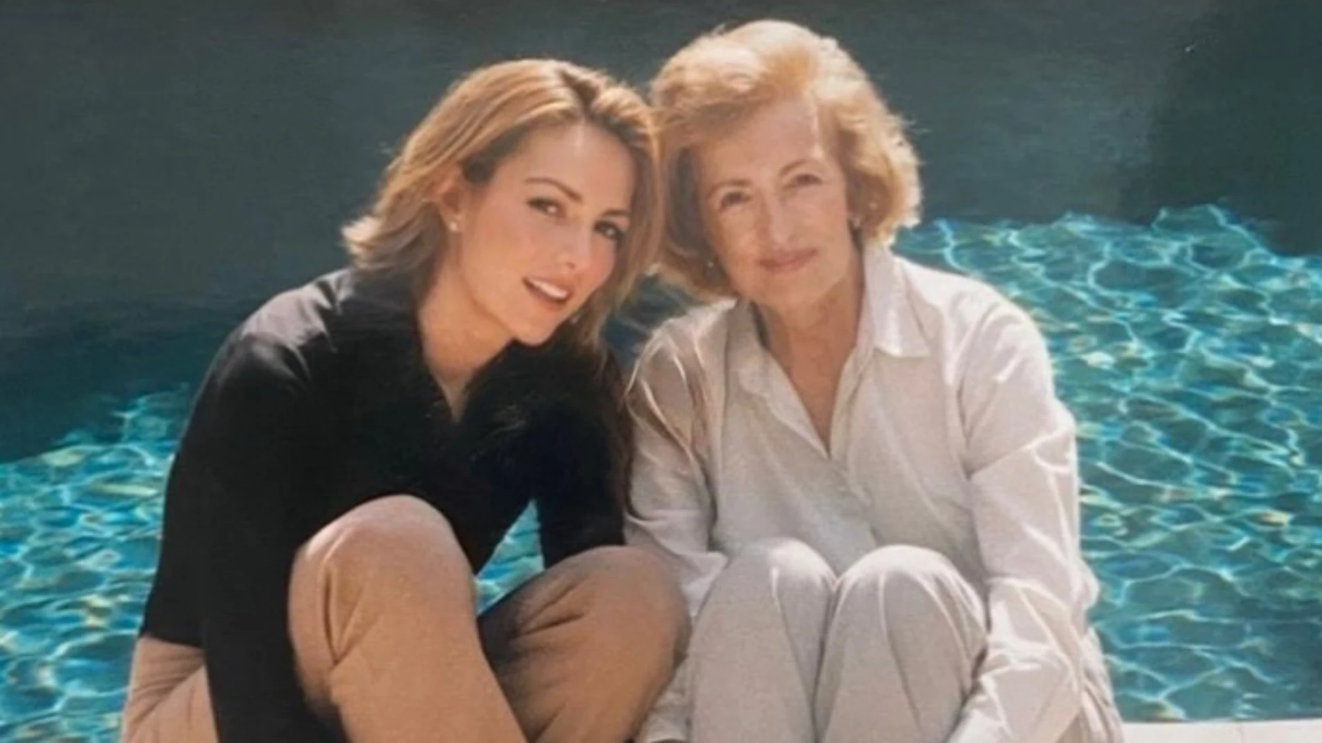 Adriana Abascal junto a su madre Nieves