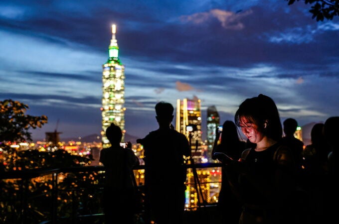 Taiwaneses observan la noche en Taipei