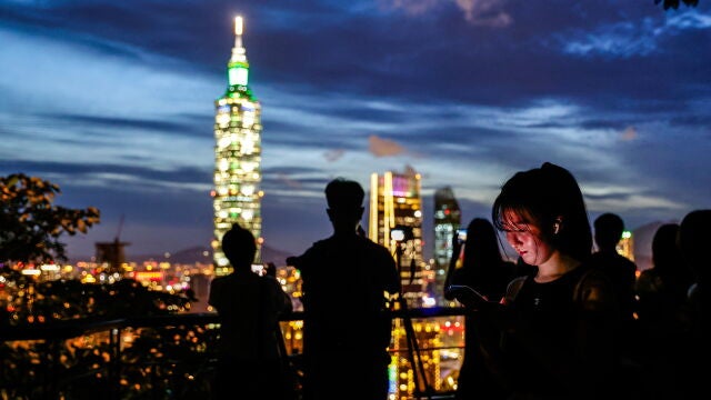 Taiwaneses observan la noche en Taipei