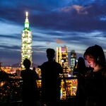 Taiwaneses observan la noche en Taipei