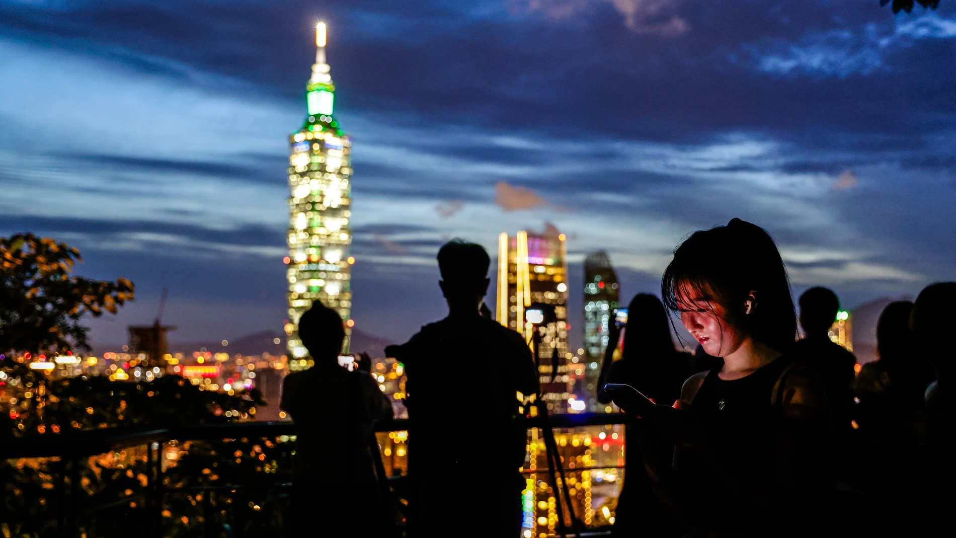 TAIPEI (Taiwan), 19/06/2025.- People photograph the skyline of the downtown Taipei city, in Taiwan, 19 June 2025. Taiwan's Central Bank decided to maintain its benchmark discount rate at 2 percent, marking the fifth time in a row interest rates are left unchanged. EFE/EPA/RITCHIE B. TONGO