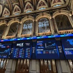 La Bolsa española cae el 1,28 % y desciende de 13.800 puntos con Europa a la baja