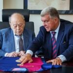 Laporta regala a Jordi Pujol una camiseta del FC Barcelona por el 95 cumpleaños del expresidente