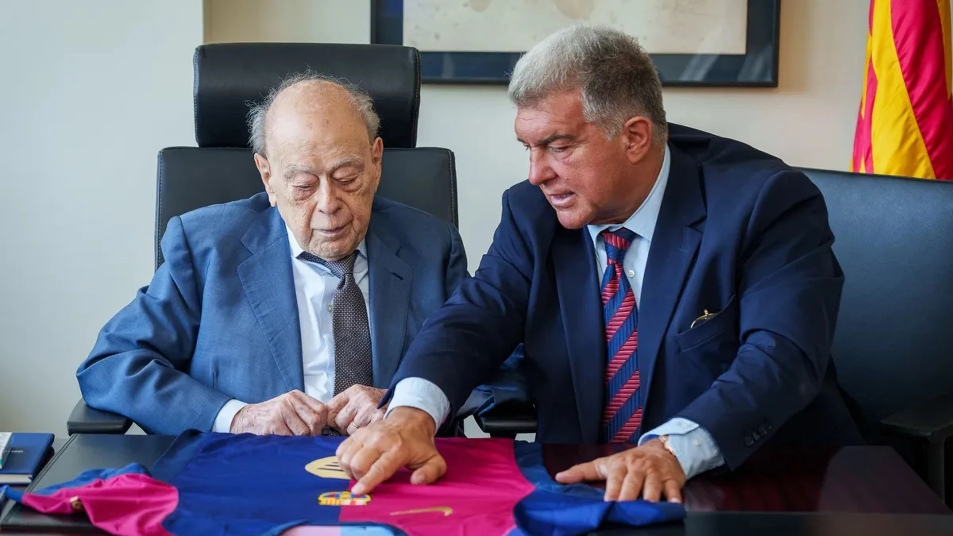 El expresidente de la Generalitat Jordi pujol y el presidente del FC Barcleona, Joan Laporta REMITIDA / HANDOUT por Fc Barcelona Fotografía remitida a medios de comunicación exclusivamente para ilustrar la noticia a la que hace referencia la imagen, y citando la procedencia de la imagen en la firma 19/06/2025