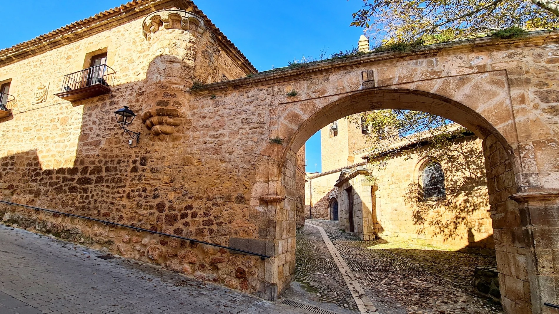 Muralla y Arco del Ayuntamiento de Poza de la Sal