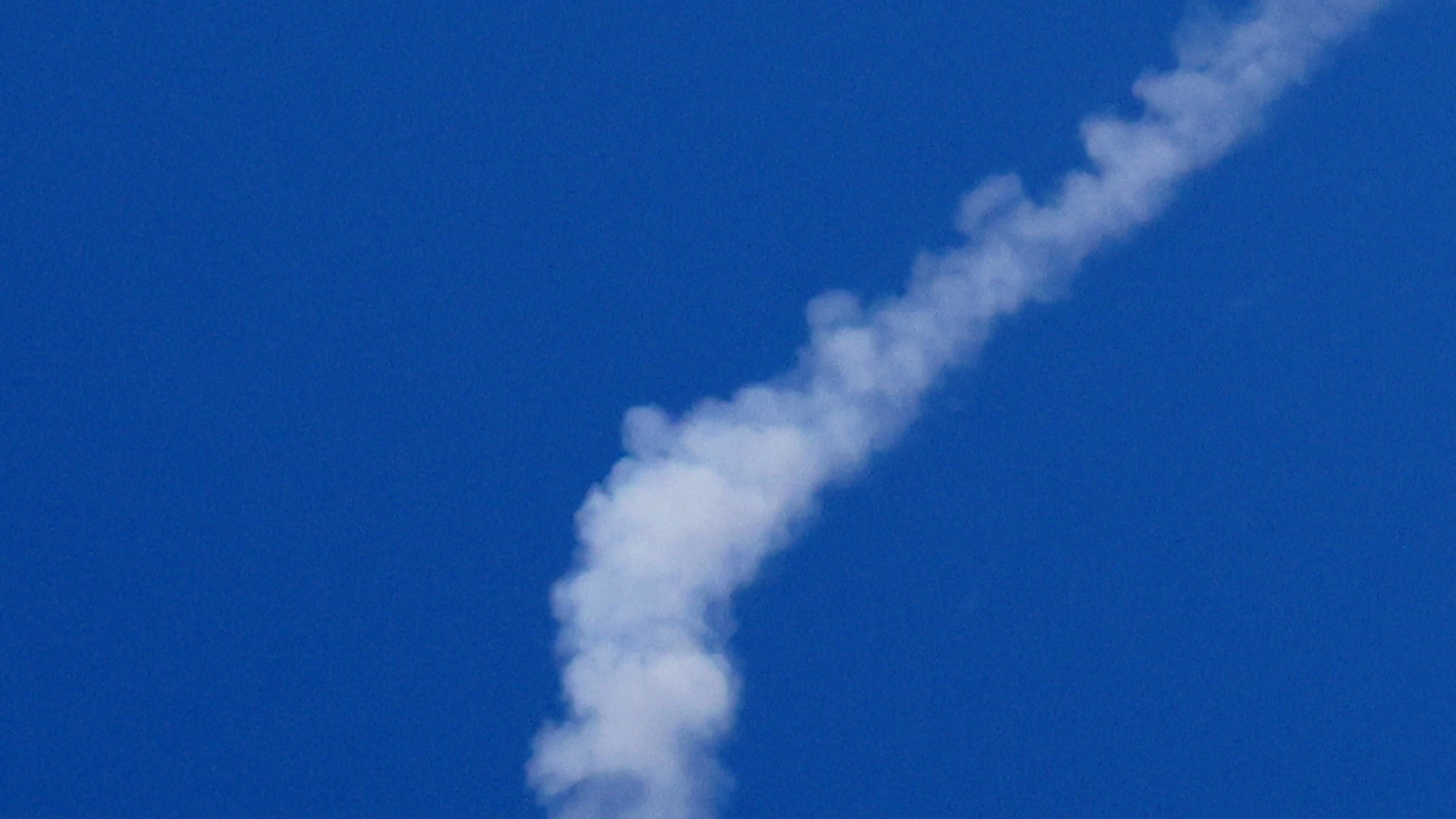 NABLUS (-), 19/06/2025.- The trail of an Iranian missile in the sky over the West Bank city of Nablus, 19 June 2025. Israel and Iran have been exchanging fire since Israel launched strikes across Iran on 13 June 2025 as part of Operation 'Rising Lion.' EFE/EPA/ALAA BADARNEH