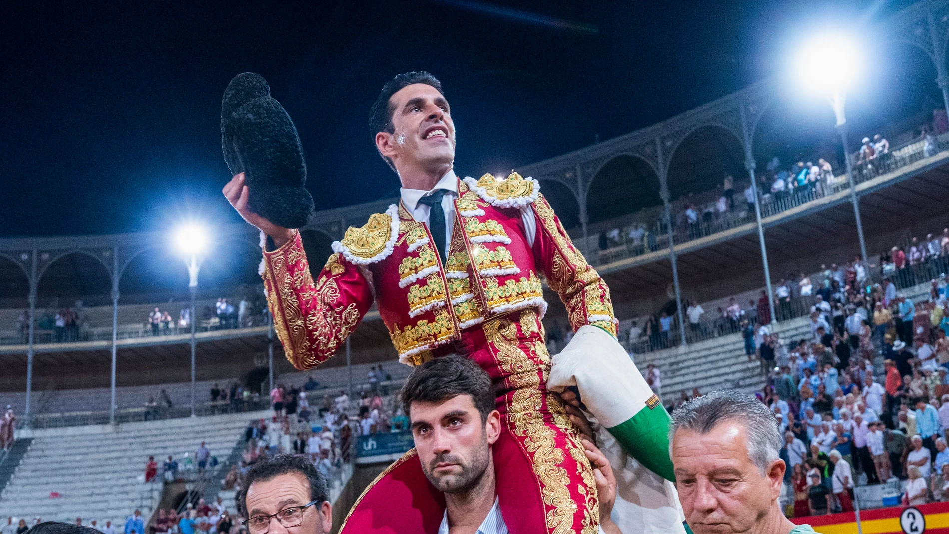 GRANADA (ANDALUCÍA), 19/06/2025.- El diestro Alejandro Talavante sale a hombros tras el festejo taurino de las Fiestas del Corpus Christi celebrado este jueves en Granada (Andalucía). EFE/ Miguel Ángel Molina