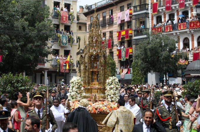 Toledo se abarrota para vivir su Corpus y el calor no impide que miles de personas contemplen la Custodia reluciente