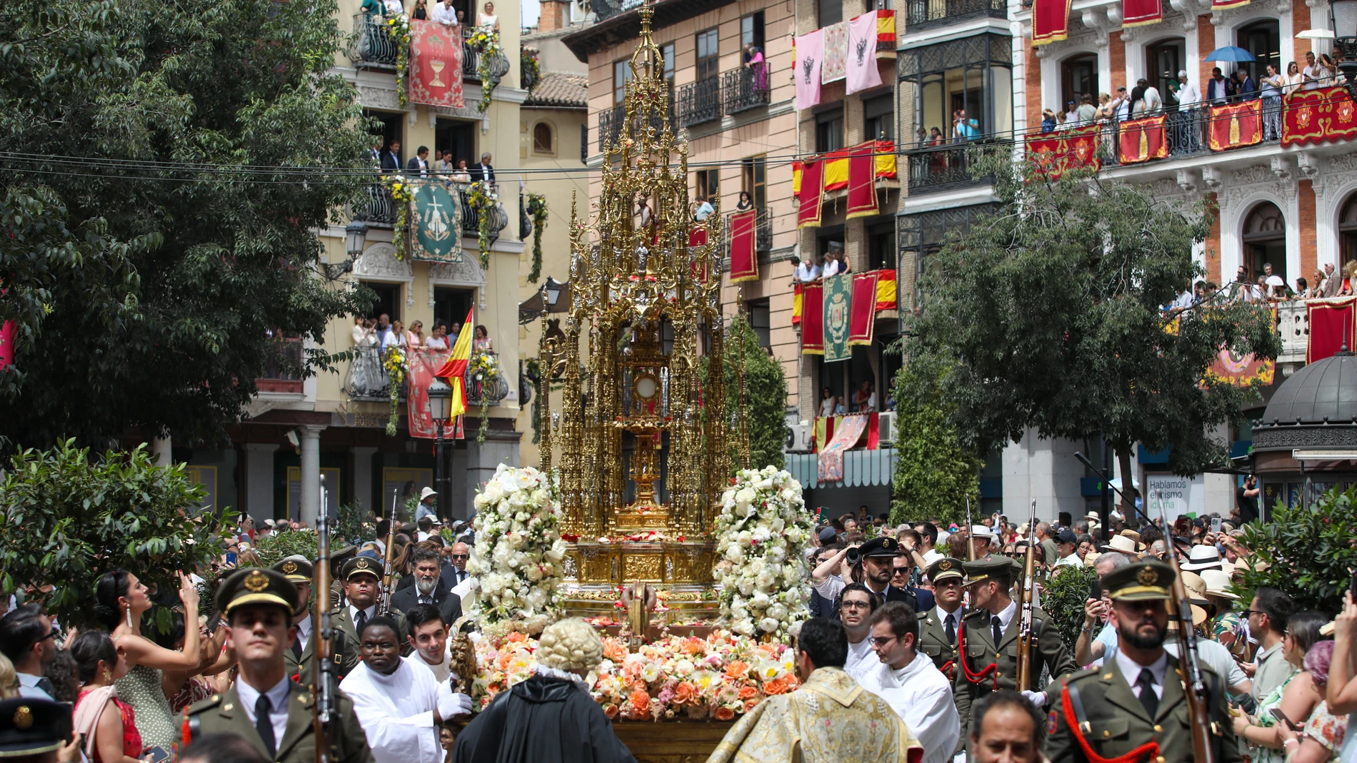 Toledo se abarrota para vivir su Corpus y el calor no impide que miles de personas contemplen la Custodia reluciente