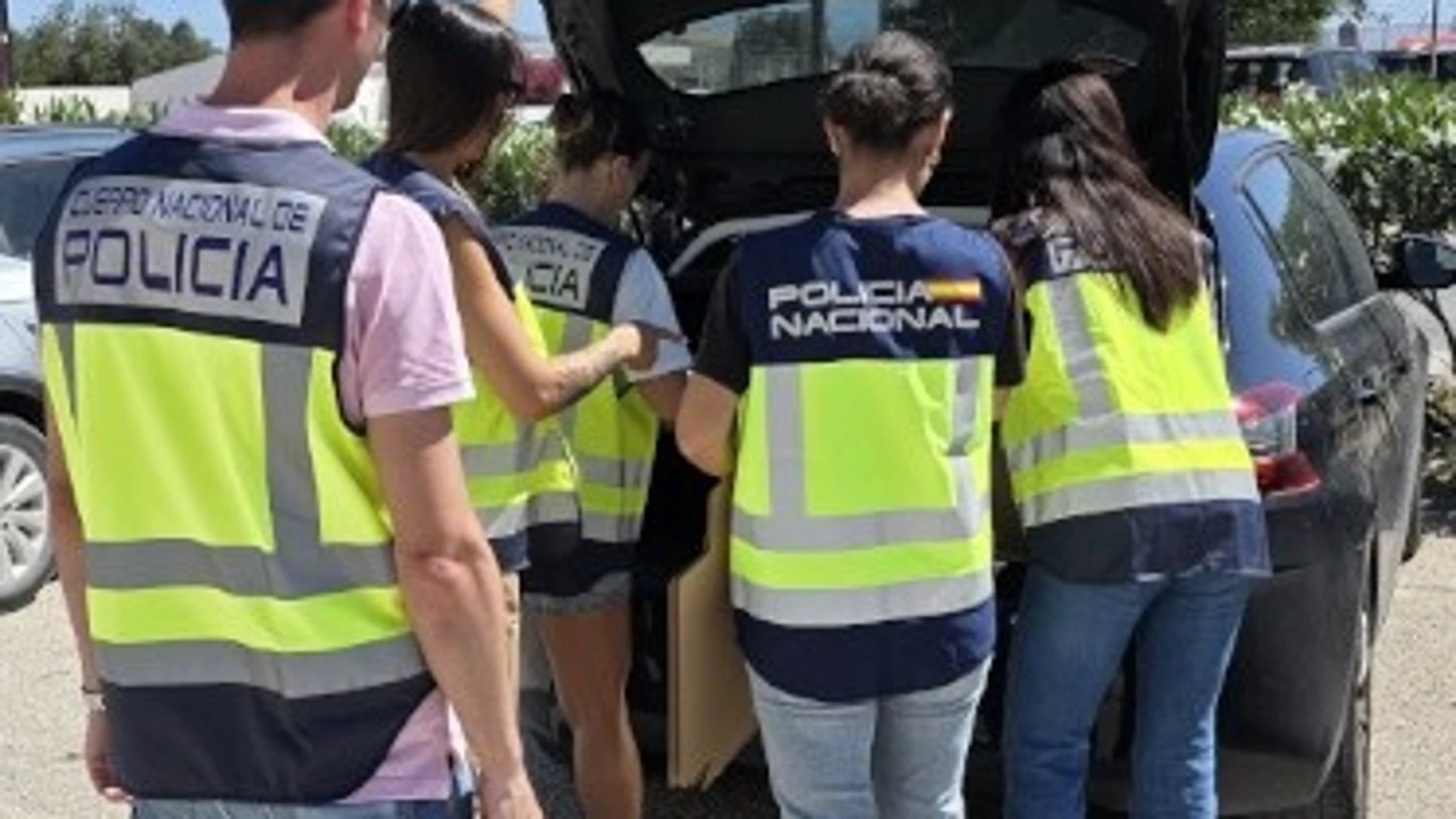 Agentes de Policía Nacional tras la detención de un joven en Ibiza por tenencia y tráfico de pornografía infantilREMITIDA / HANDOUT por POLICÍA NACIONALFotografía remitida a medios de comunicación exclusivamente para ilustrar la noticia a la que hace referencia la imagen, y citando la procedencia de la imagen en la firma19/06/2025