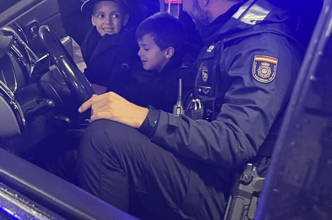 Visita a la comisaria de dos hermanos, uno de ellos afectado por una enfermedad grave