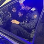 Visita a la comisaria de dos hermanos, uno de ellos afectado por una enfermedad grave