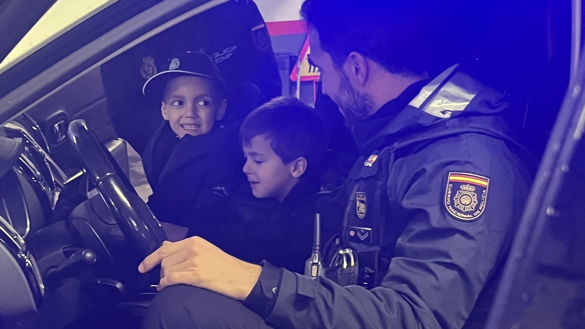 fundación pequeño deseo cumple el de Lucas de ser policía nacional gracias al reciclaje de RECICLOS con Ecoembes