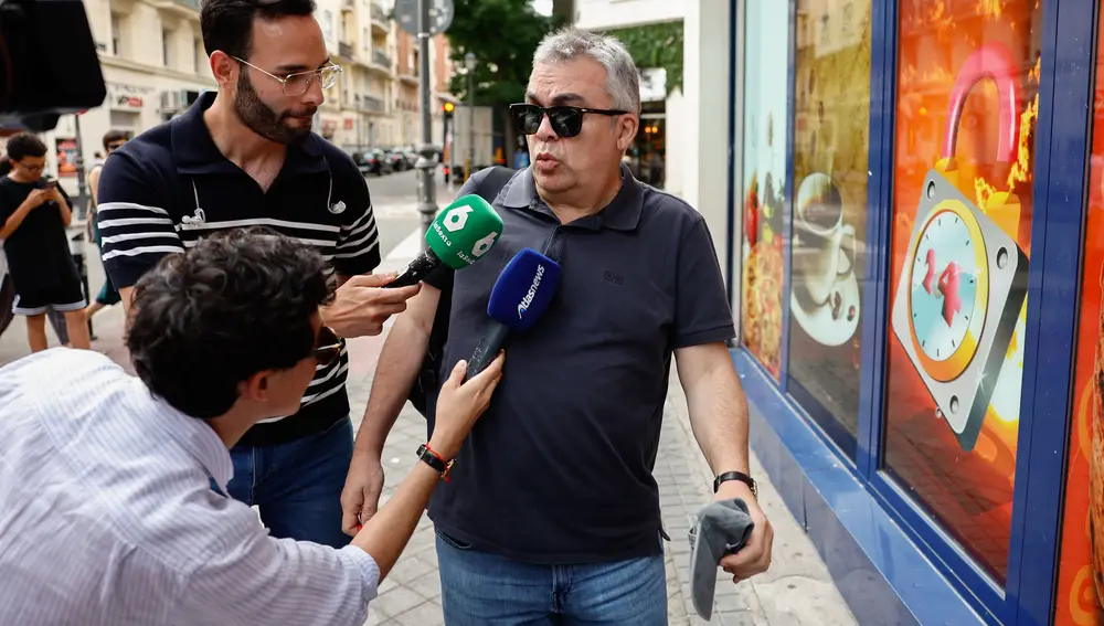 Santos Cerdán en las inmediaciones de su domicilio