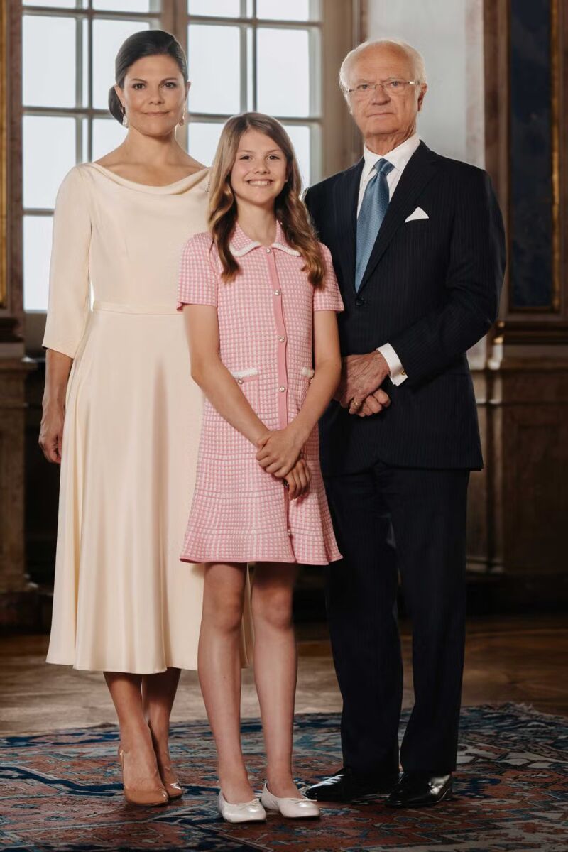El rey Carlos Gustavo XVI de Suecia, acompañado de su hija, la princesa heredera Victoria, y su nieta, la princesa Estela