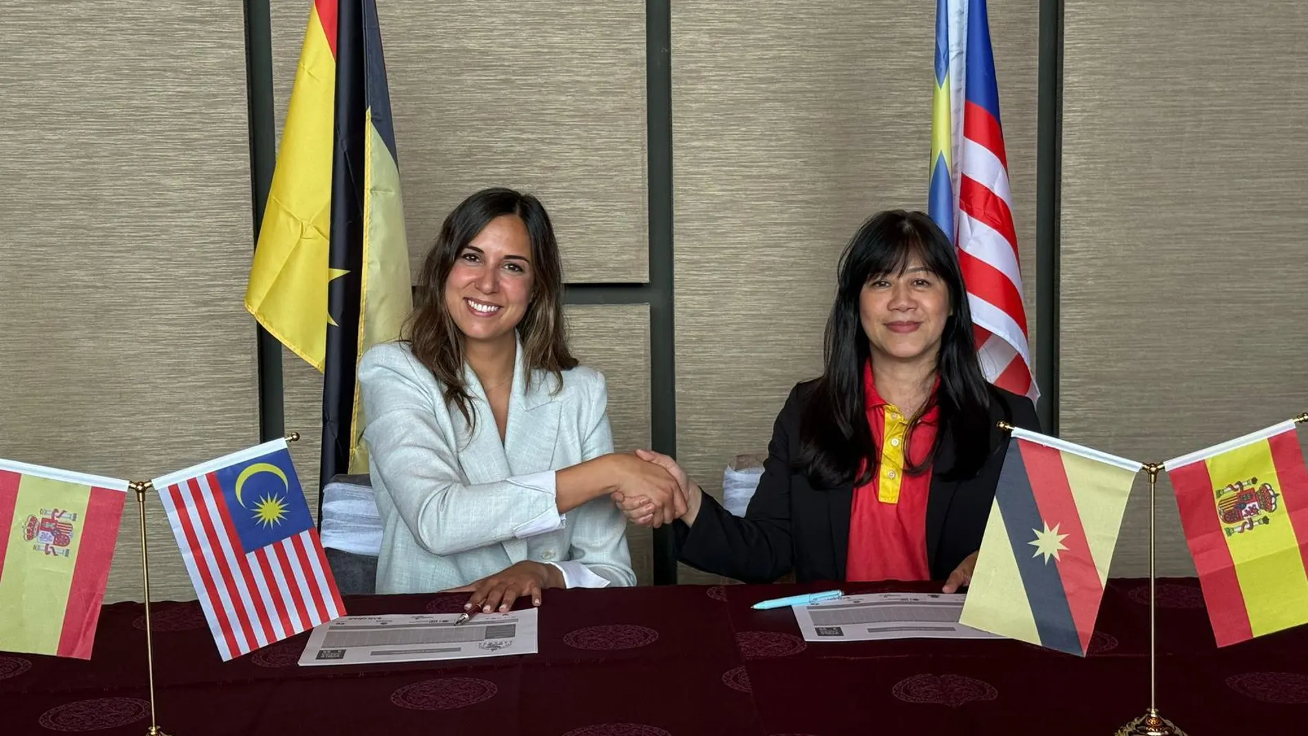 La concejala Blanca Jiménez suscribe el convenio de colaboración con Malasia
