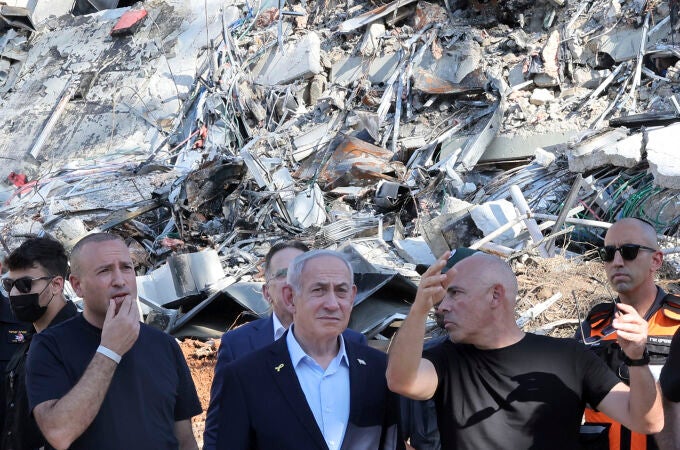 El primer ministro israelí, Benjamin Netanyahu, visita el destruido Instituto de Ciencias Weizmann