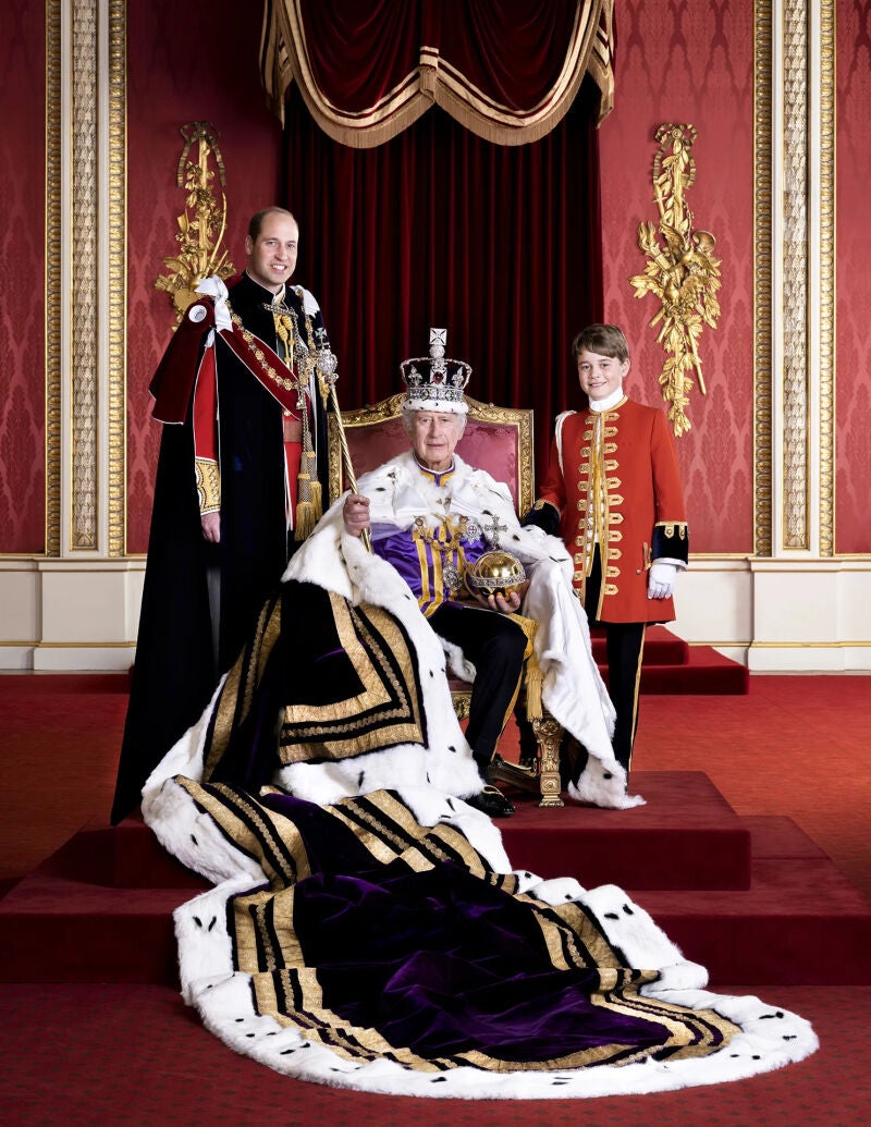El rey Carlos III del Reino Unido, acompañado de su hijo, el príncipe heredero Guillermo, y su nieto, el príncipe Jorge