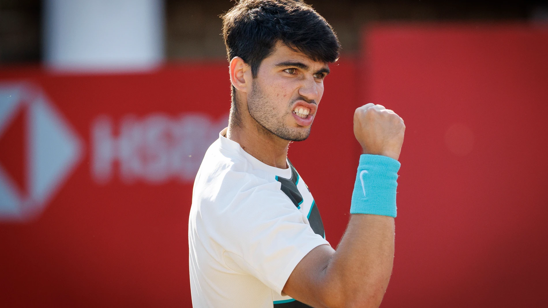 LONDON (United Kingdom), 20/06/2025.- Carlos Alcaraz of Spain reacts during his quarter-final match against Arthur Rinderknech of France at the Queen's Club Championships tennis tournament in London, Britain, 20 June 2025. (Tenis, Francia, España, Reino Unido, Londres) EFE/EPA/TOLGA AKMEN