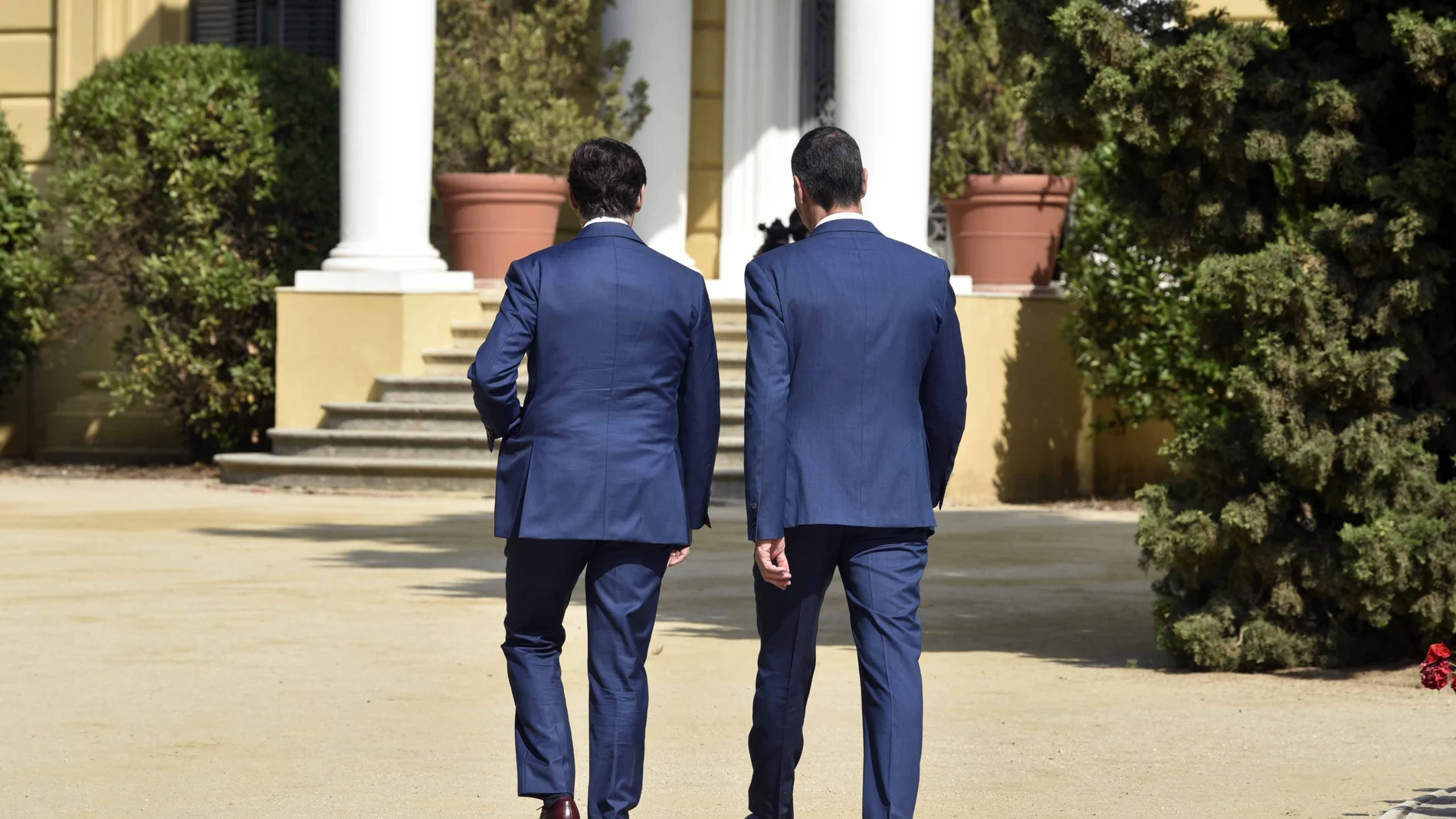 El presidente de la Generalitat de Catalunya, Salvador Illa (i), y el presidente del Gobierno, Pedro Sánchez