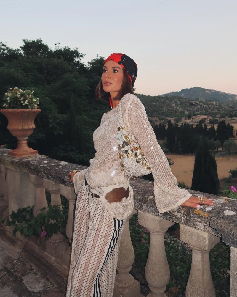 Influencer con top de lentejuelas.
