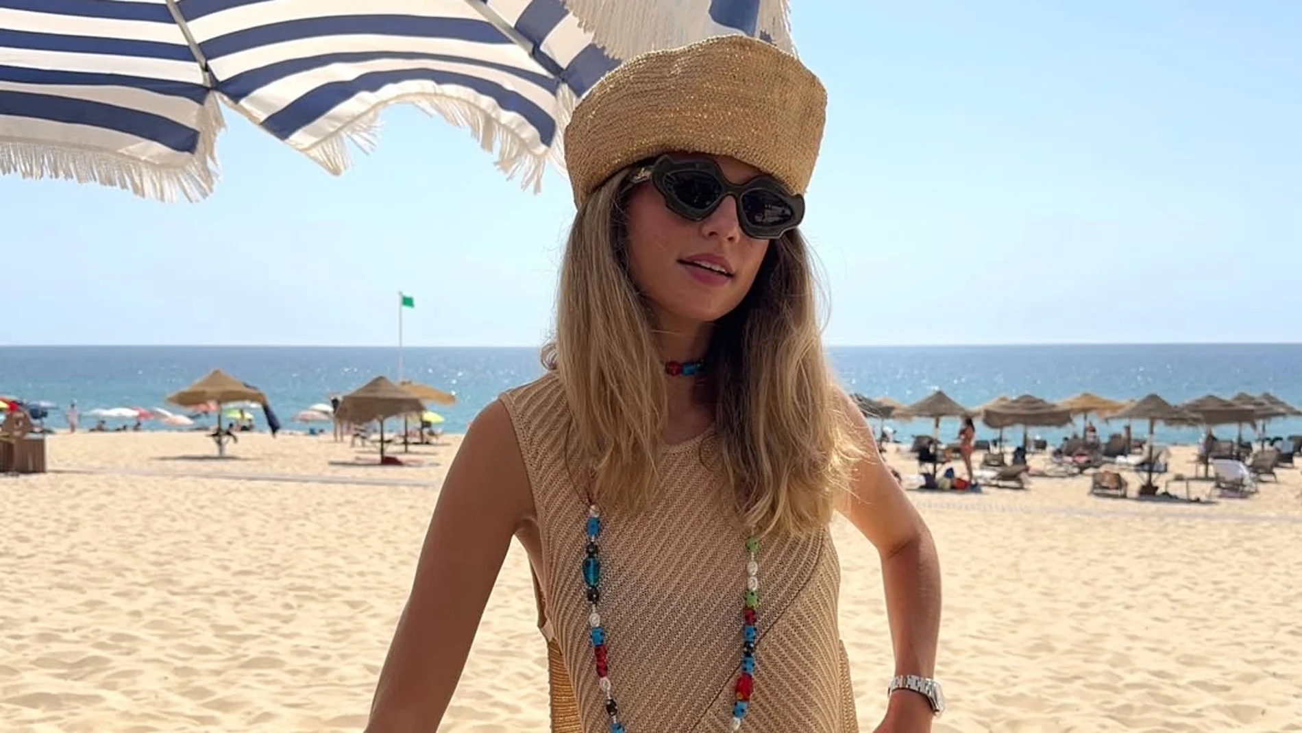 Influencer con look veraniego.
