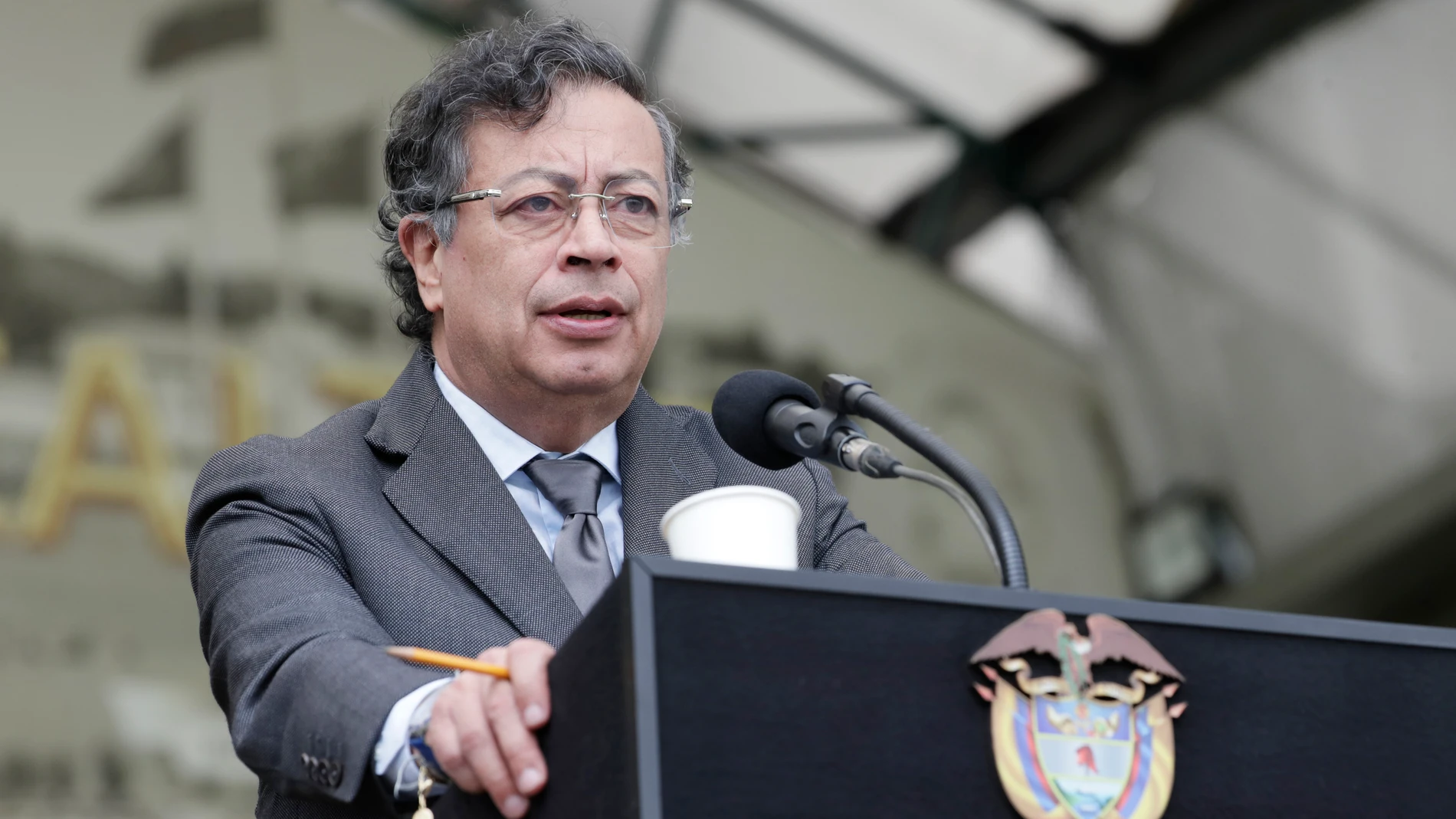 AME8597. BOGOTÁ (COLOMBIA), 20/06/2025.- Fotografía de archivo fechada el 11 de marzo de 2025 del presidente de Colombia, Gustavo Petro, pronunciando un discurso en una ceremonia en la Escuela Militar José María Córdova en Bogotá (Colombia). Petro anunció que derogará el decreto con el que convocó una consulta popular para tramitar la reforma laboral, luego de que el Senado y la Cámara de Representantes aprobaran esta iniciativa, uno de los mayores logros sociales de su Gobierno. EFE/ Carlos ...