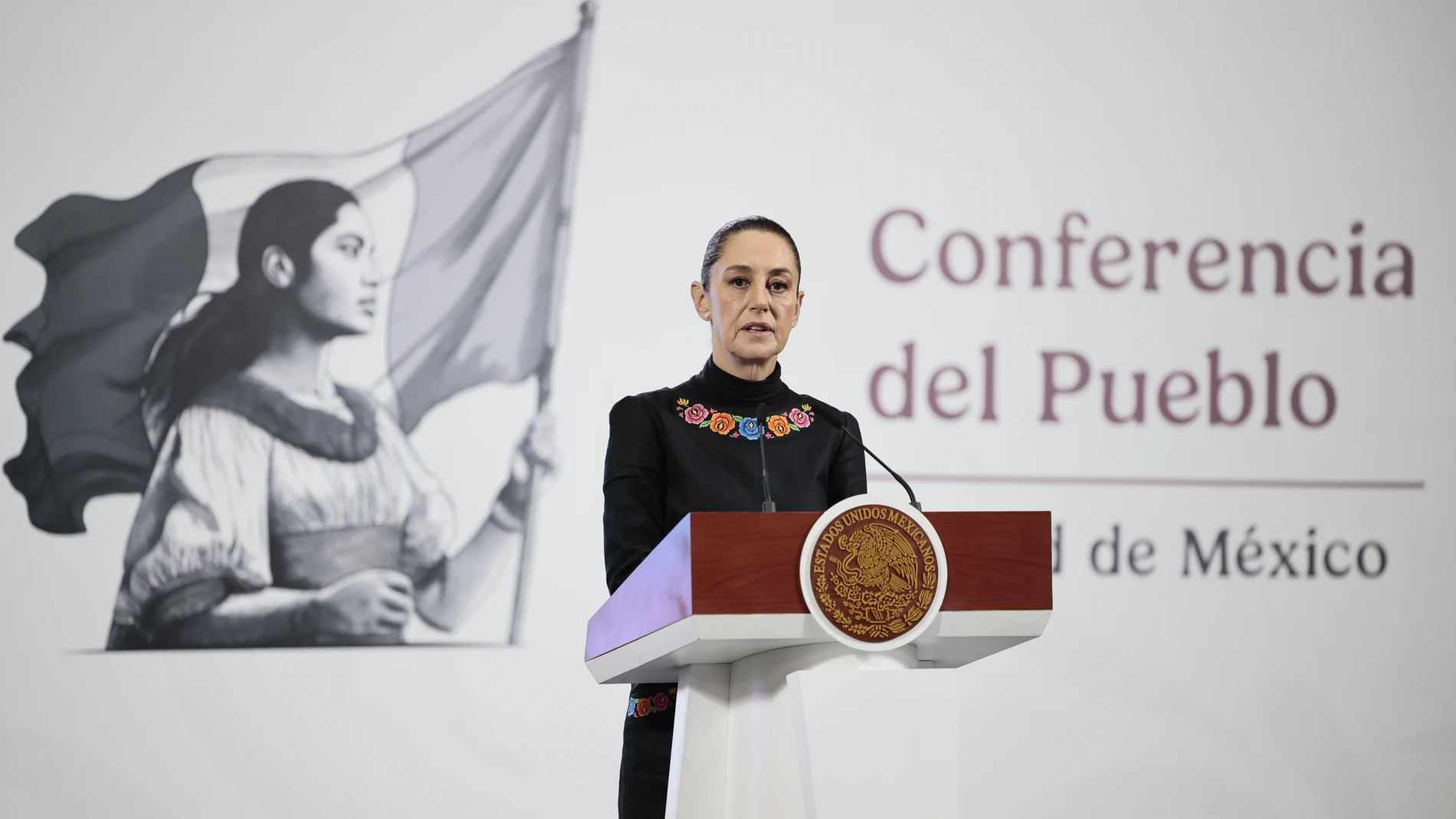 MEX5973. CIUDAD DE MÉXICO (MÉXICO), 20/06/2025.- La presidenta de México, Claudia Sheinbaum, habla durante su conferencia de prensa diaria este viernes, en Palacio Nacional de la Ciudad de México (México). Sheinbaum informó que hasta ahora suman 222 connacionales detenidos en Estados Unidos desde que iniciaron las redadas emprendidas en California por el Gobierno del mandatario Donald Trump. EFE/José Méndez