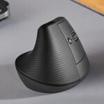 El ratón Logitech Lift funciona con una pila que puede durar hasta 2 años